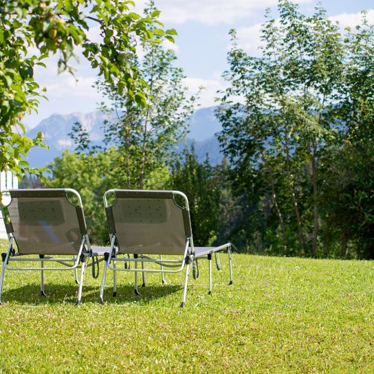 großer Garten mit Ruheliegen und Weitblick